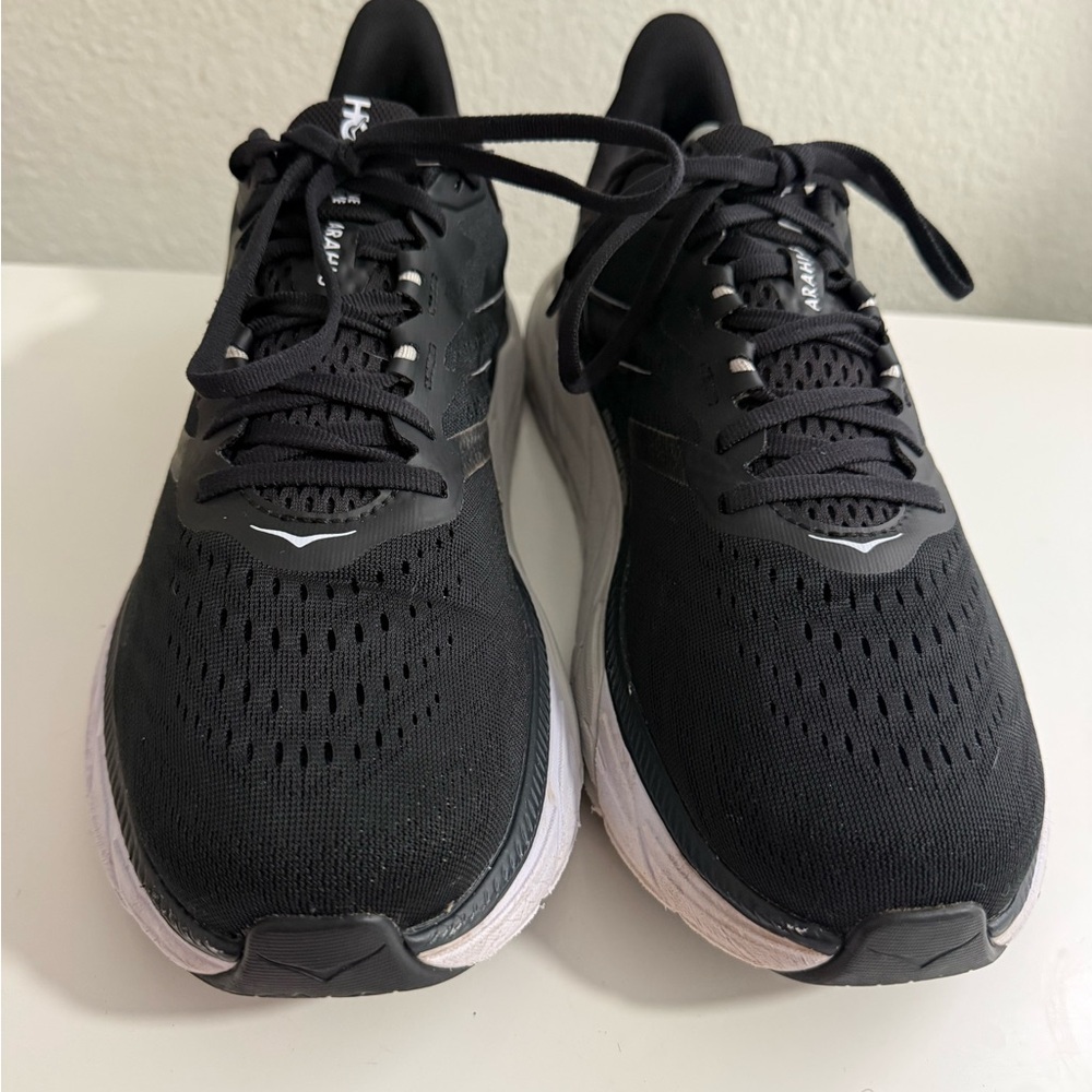 Hoka Arahi 5 Men's Black & White Lightweight Running Sneakers - Picture 4 of 10